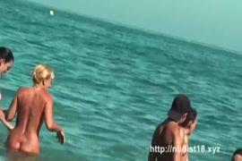 Pareja pillada follando en una playa pública.